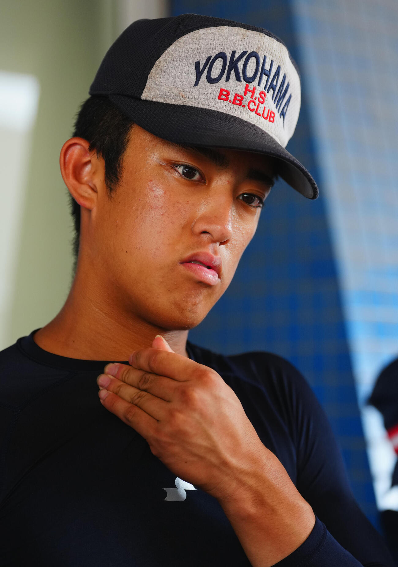 囲み取材を受ける横浜・織田翔希（撮影・垰建太）