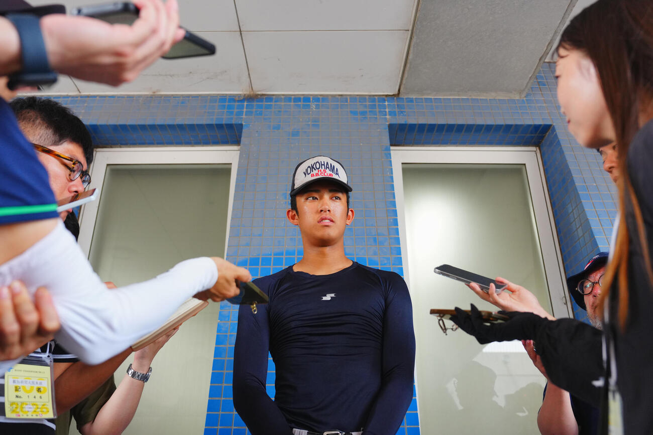 囲み取材を受ける横浜・織田翔希（撮影・垰建太）