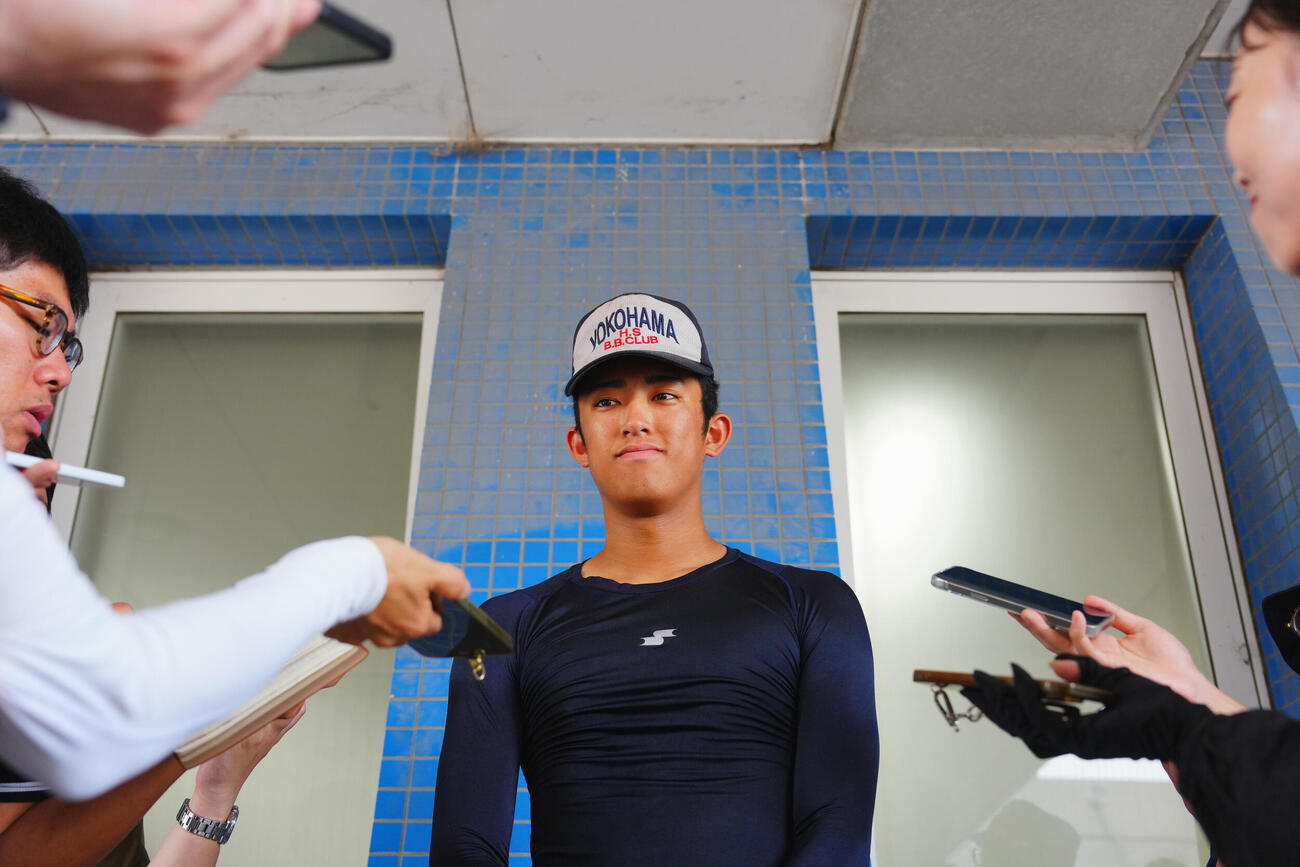 囲み取材を受ける横浜・織田翔希（撮影・垰建太）