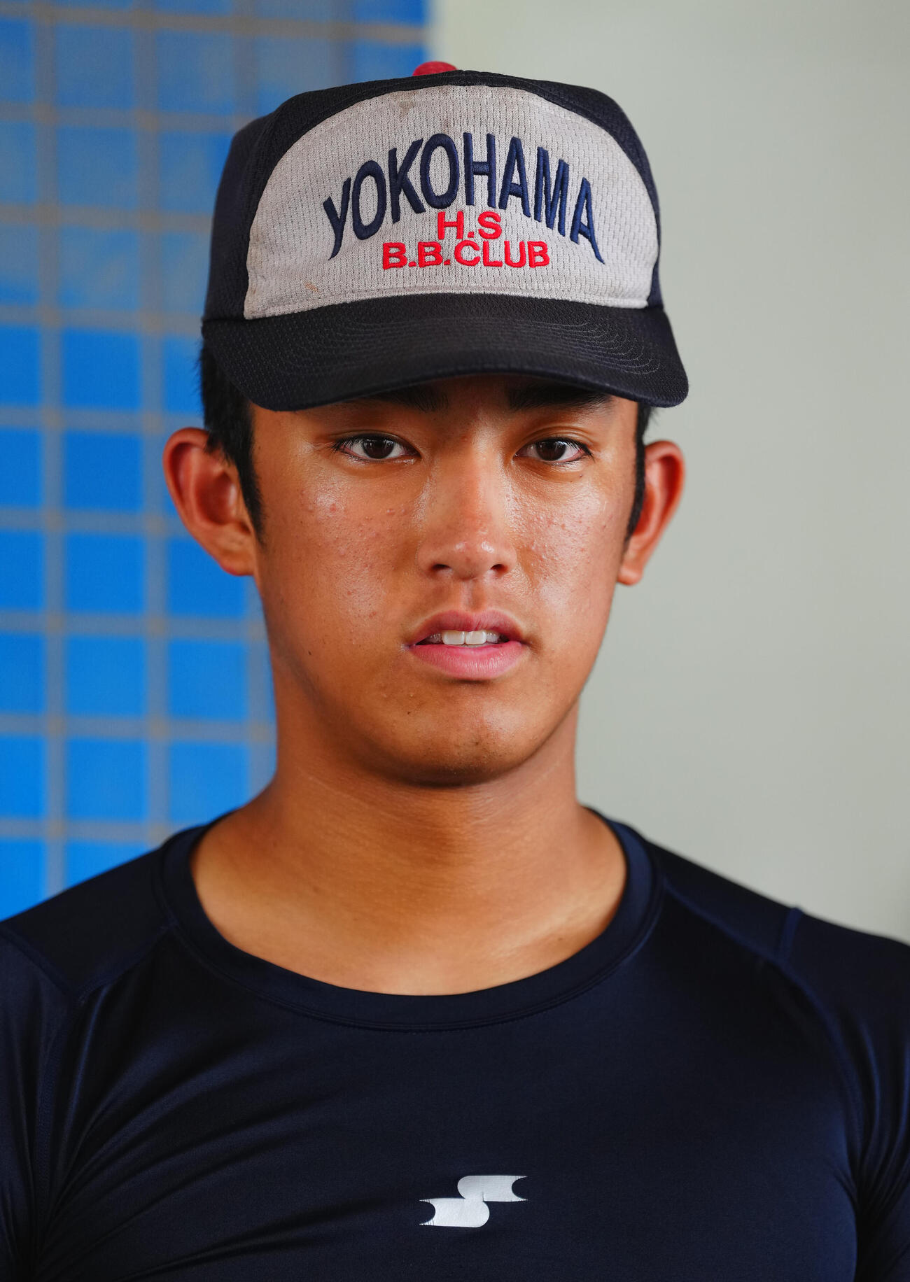 囲み取材を受ける横浜・織田翔希（撮影・垰建太）