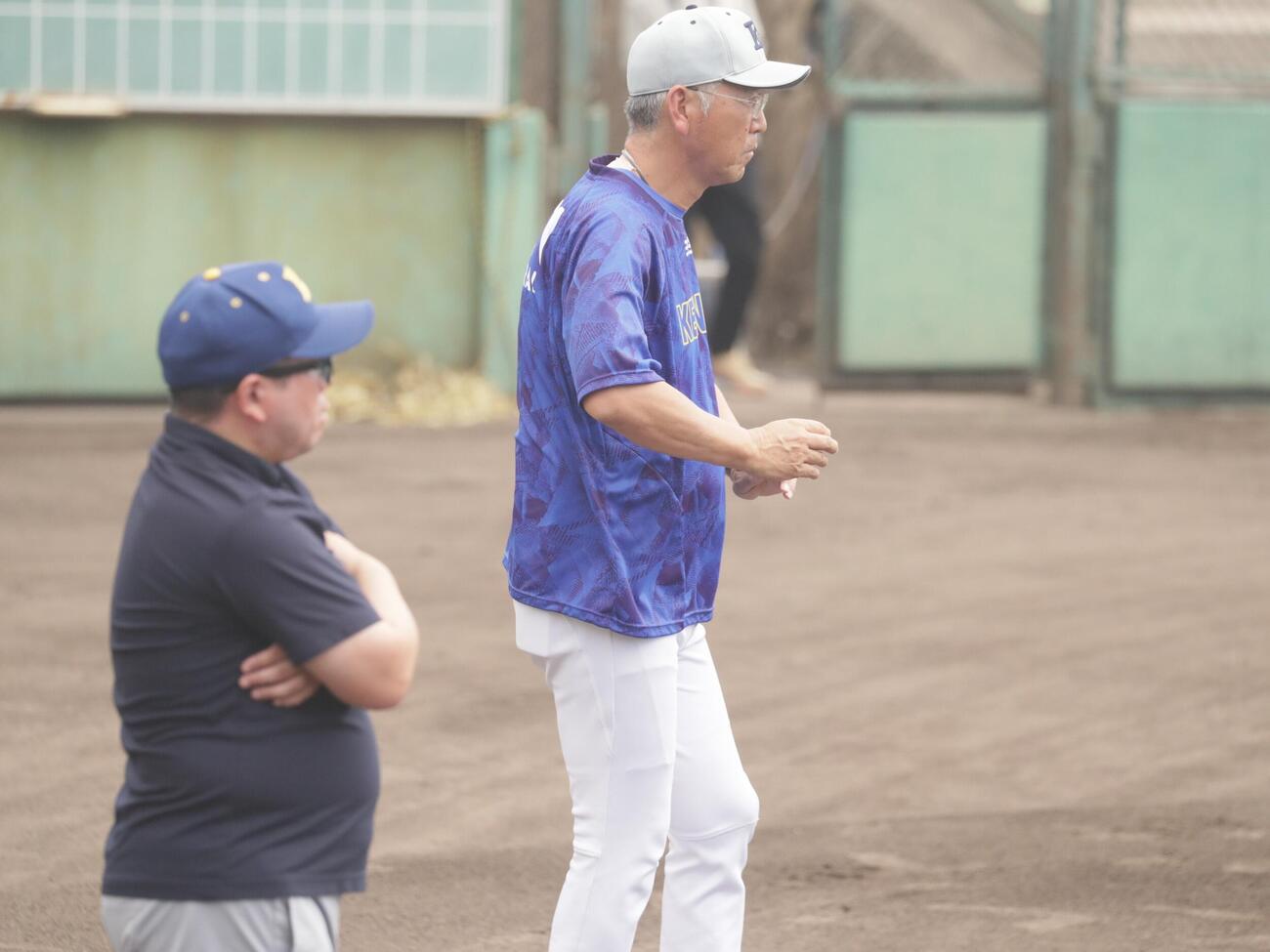 練習を見守る健大高崎・青柳博文監督（撮影・高橋香奈）