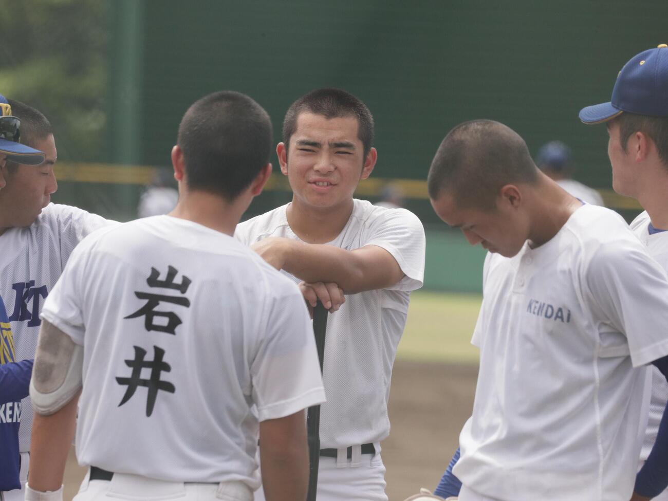 練習中、チームメイトと会話をする健大高崎・石田雄星主将（中央）（撮影・高橋香奈）