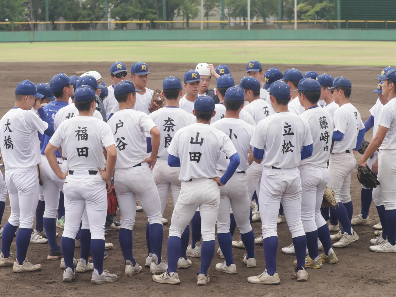 円陣を組む健大高崎ナイン（撮影・高橋香奈）