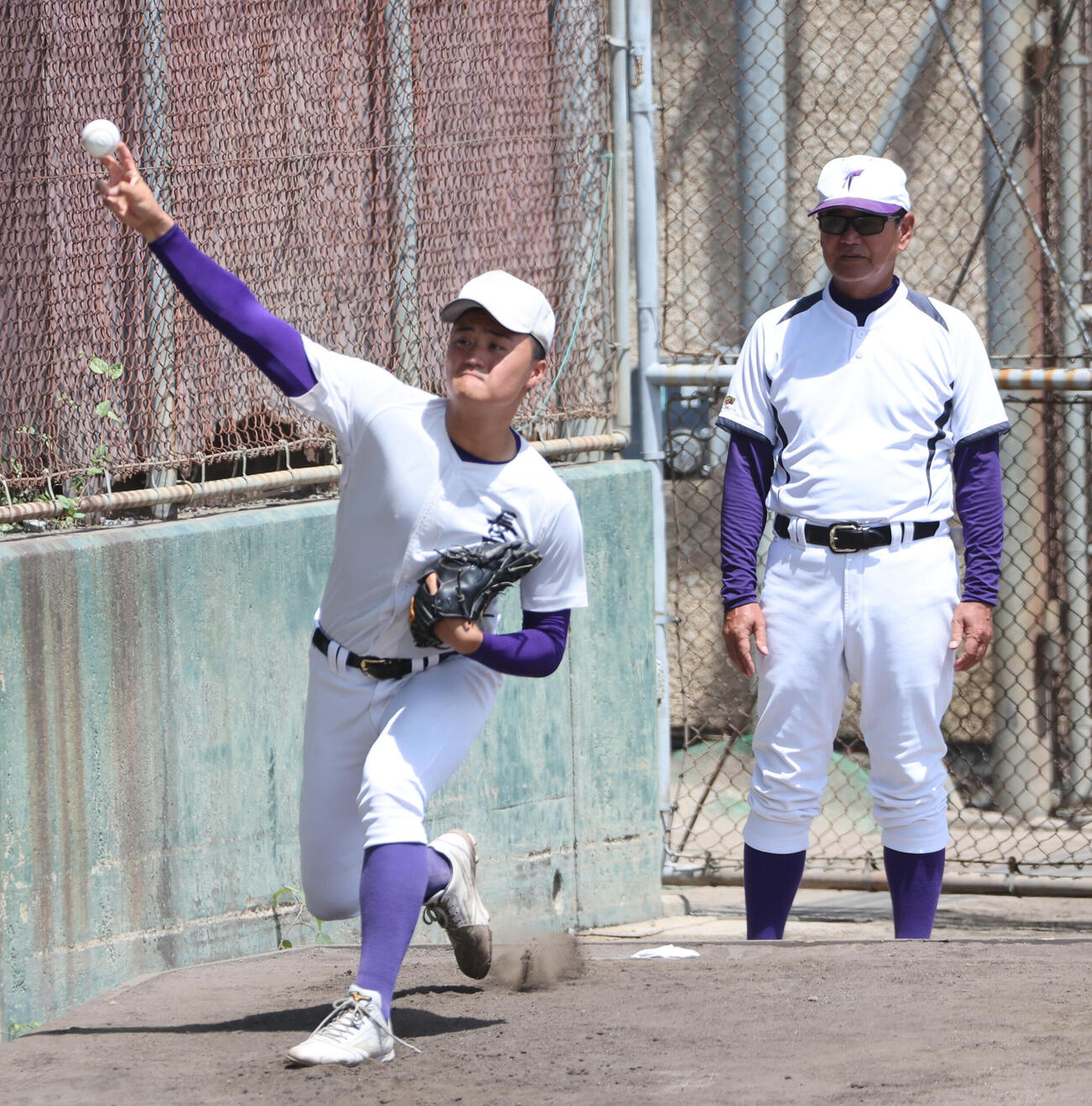 天理・長尾亮大は藤原忠理監督が見守る前で投球練習を行う（撮影・西尾就之）