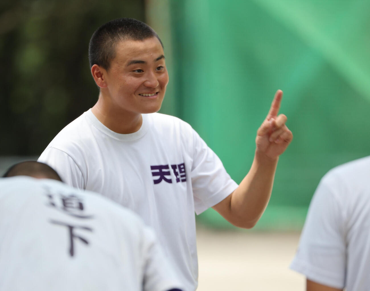 練習中、天理・長尾亮大はナインと談笑（撮影・西尾就之）