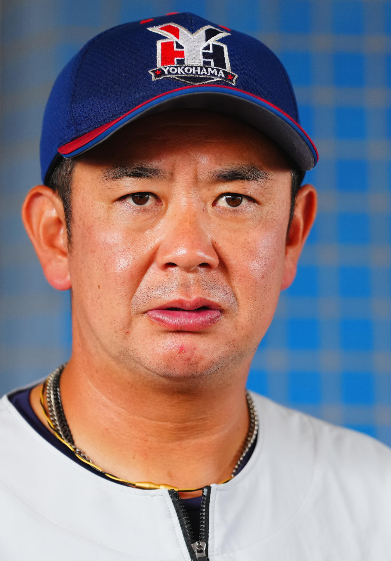 練習後の囲み取材で表情を引き締める横浜・村田浩明監督（撮影・垰建太）