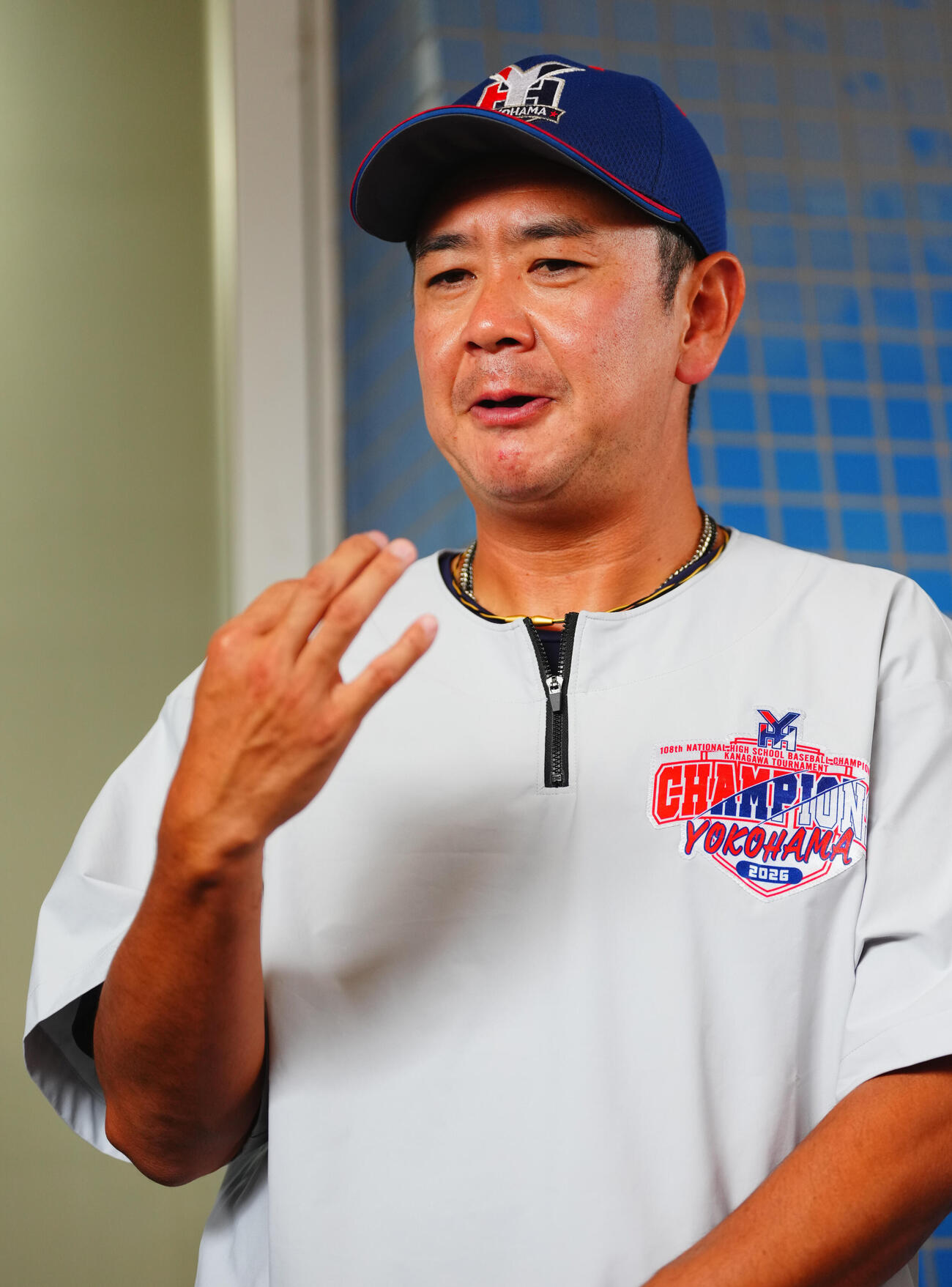 練習後の囲み取材で表情を引き締める横浜・村田浩明監督（撮影・垰建太）