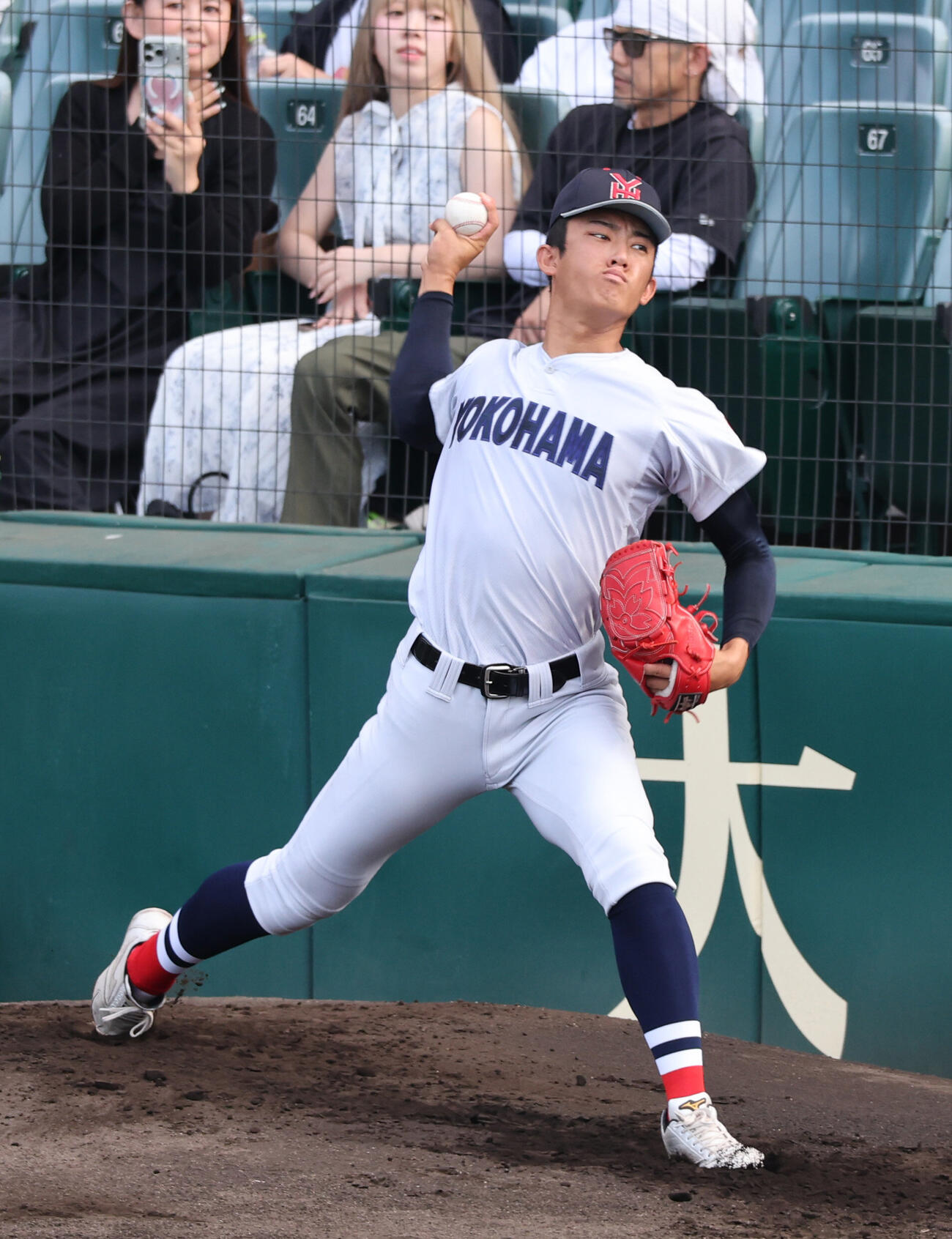 智弁和歌山対横浜　試合直前、ブルペンで調整する横浜先発の織田翔希（撮影・西尾就之）