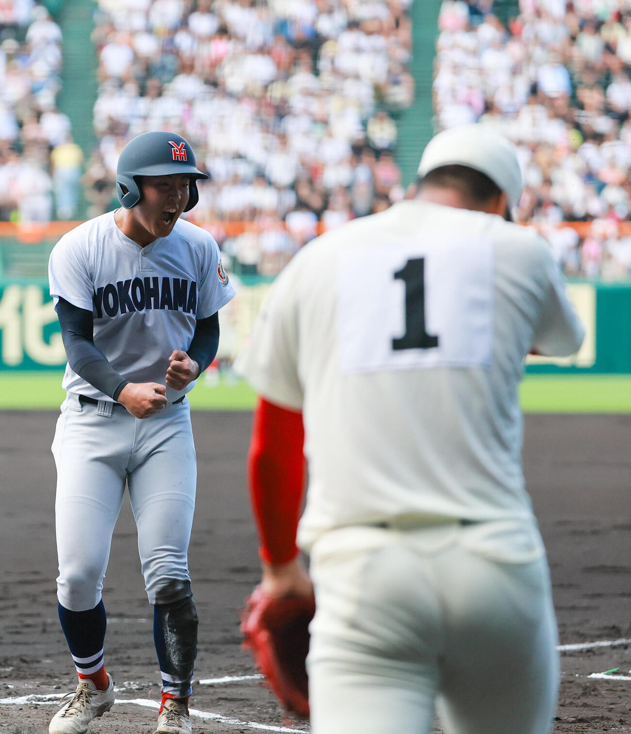 横浜対智弁和歌山　1回表横浜1死一、二塁、二走田島陽翔は川上慧の中前適時打で生還し喜ぶ。投手和気匠太（撮影・上山淳一）