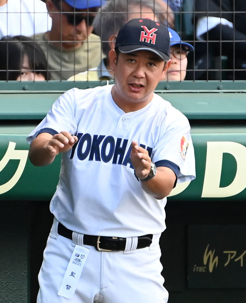 横浜対智弁和歌山　ナインに声をかける横浜高校の村田浩明監督（撮影・石井愛子）