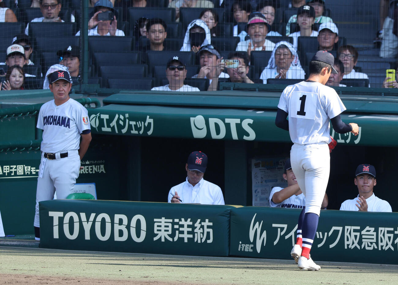 智弁和歌山対横浜　3回途中で降板となった横浜先発の織田翔希（左）は小林鉄三郎にあとを託しベンチに戻る（撮影・西尾就之）