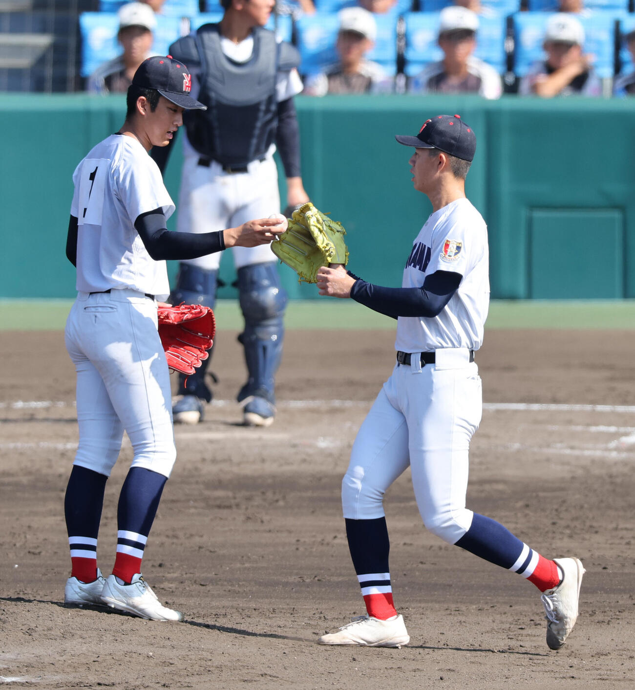智弁和歌山対横浜　3回途中で降板となった横浜先発の織田翔希（左）は小林鉄三郎にあとを託す（撮影・西尾就之）