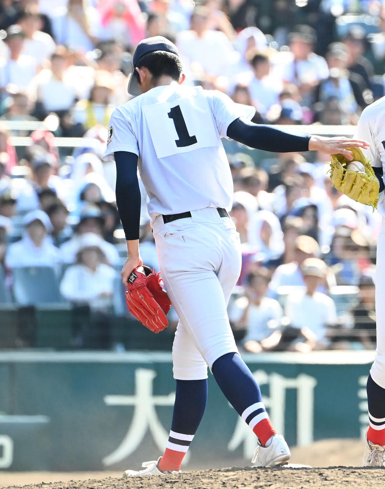 横浜対智弁和歌山　3回裏智弁和歌山無死二、三塁、楠本龍生に本塁打を放たれ降板する横浜の織田翔希（撮影・石井愛子）