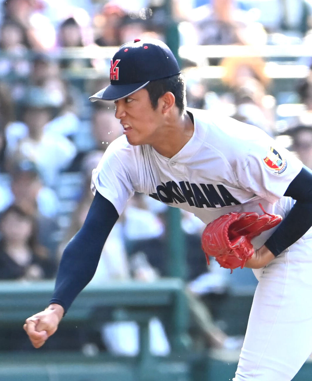 横浜対智弁和歌山　汗を飛ばしながら力投する横浜の織田翔希（撮影・石井愛子）