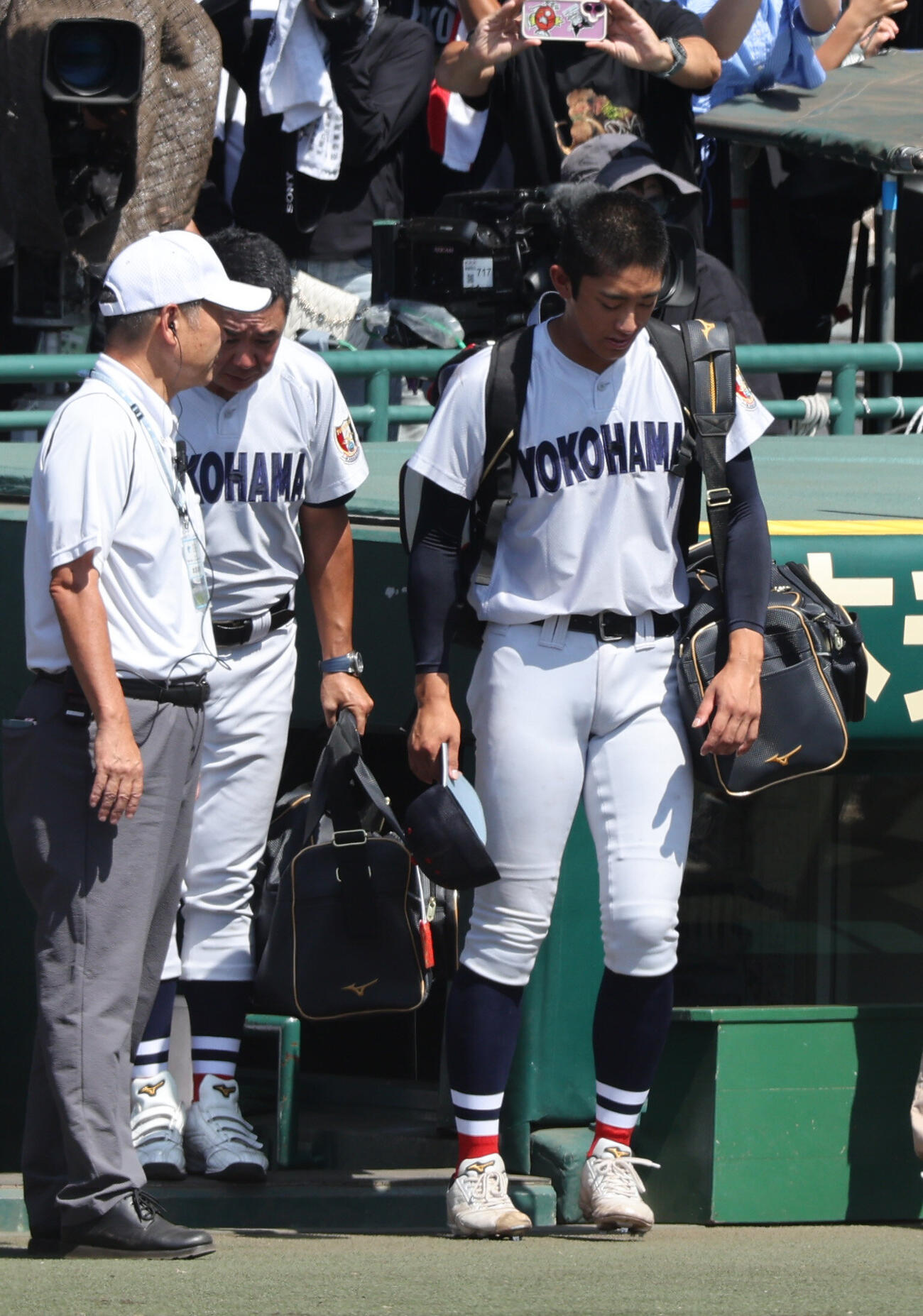 智弁和歌山対横浜　グラウンドに一礼し甲子園を去る横浜織田翔希（撮影・西尾就之）