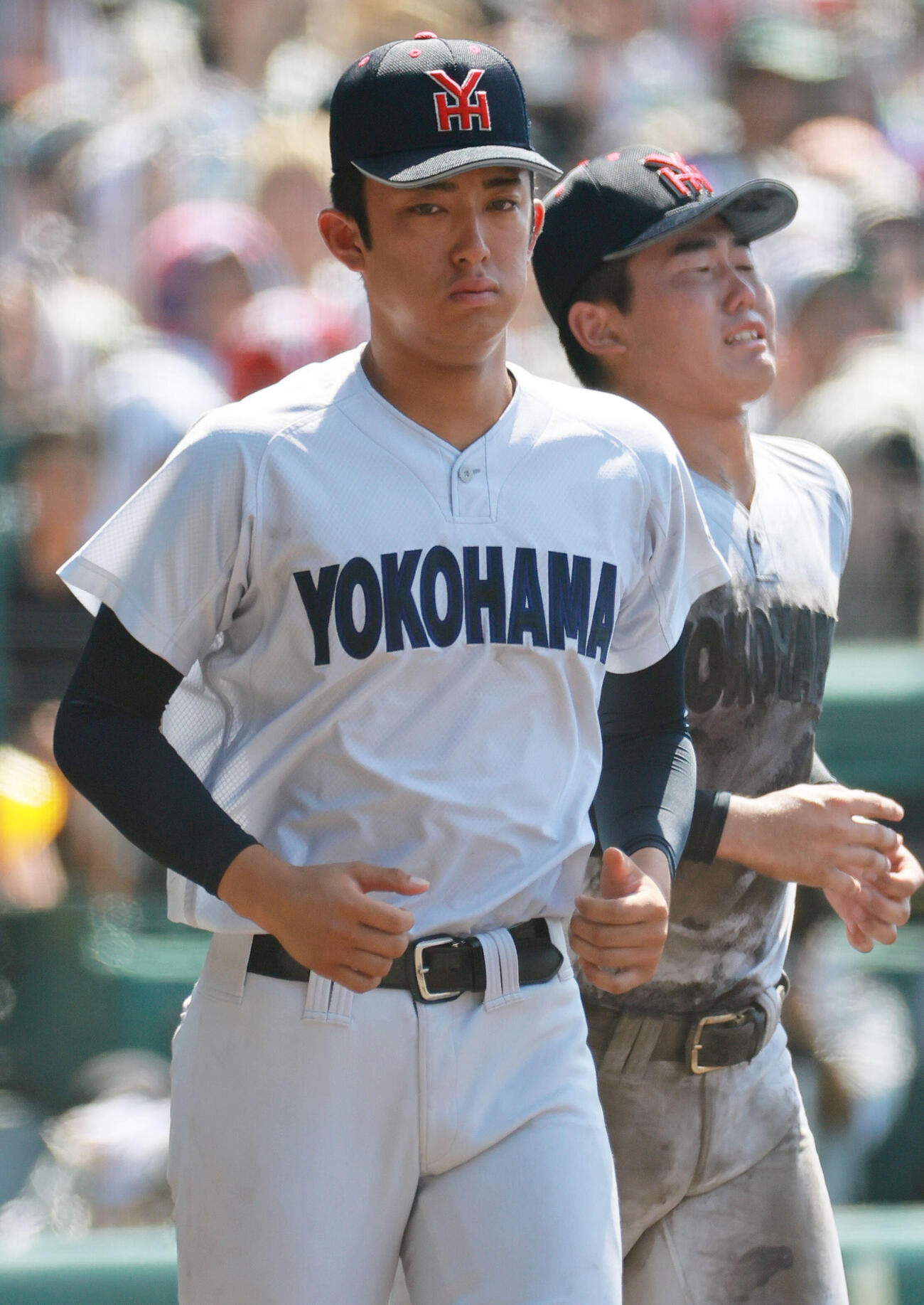 横浜対智弁和歌山　智弁和歌山に敗れベンチを出る横浜の織田翔希（撮影・上山淳一）