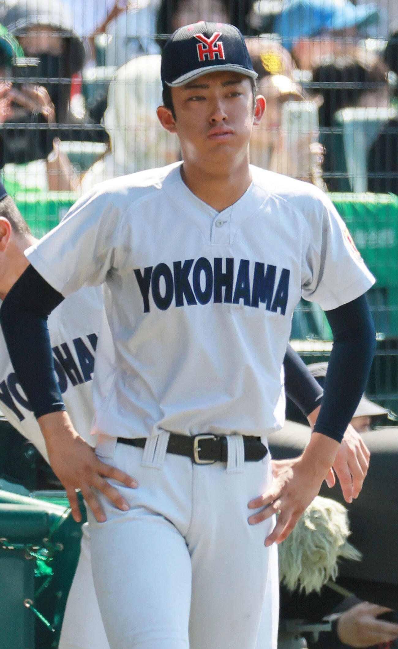 横浜対智弁和歌山　智弁和歌山に敗れベンチを出る横浜の織田翔希（撮影・上山淳一）