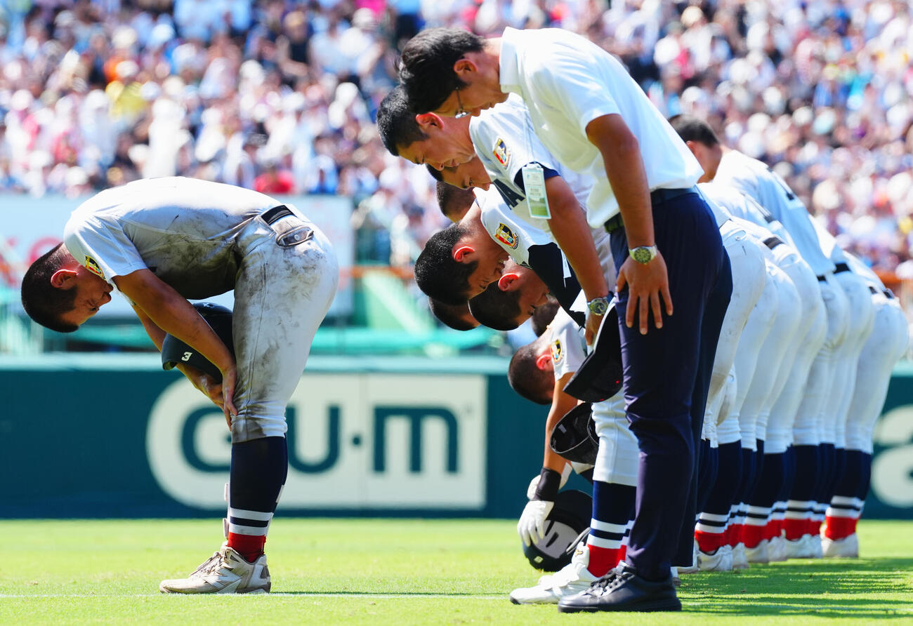 横浜対智弁和歌山　試合に敗れ応援団にあいさつする織田翔希（中央）、小野舜友（左）ら横浜の選手たち（撮影・垰建太）