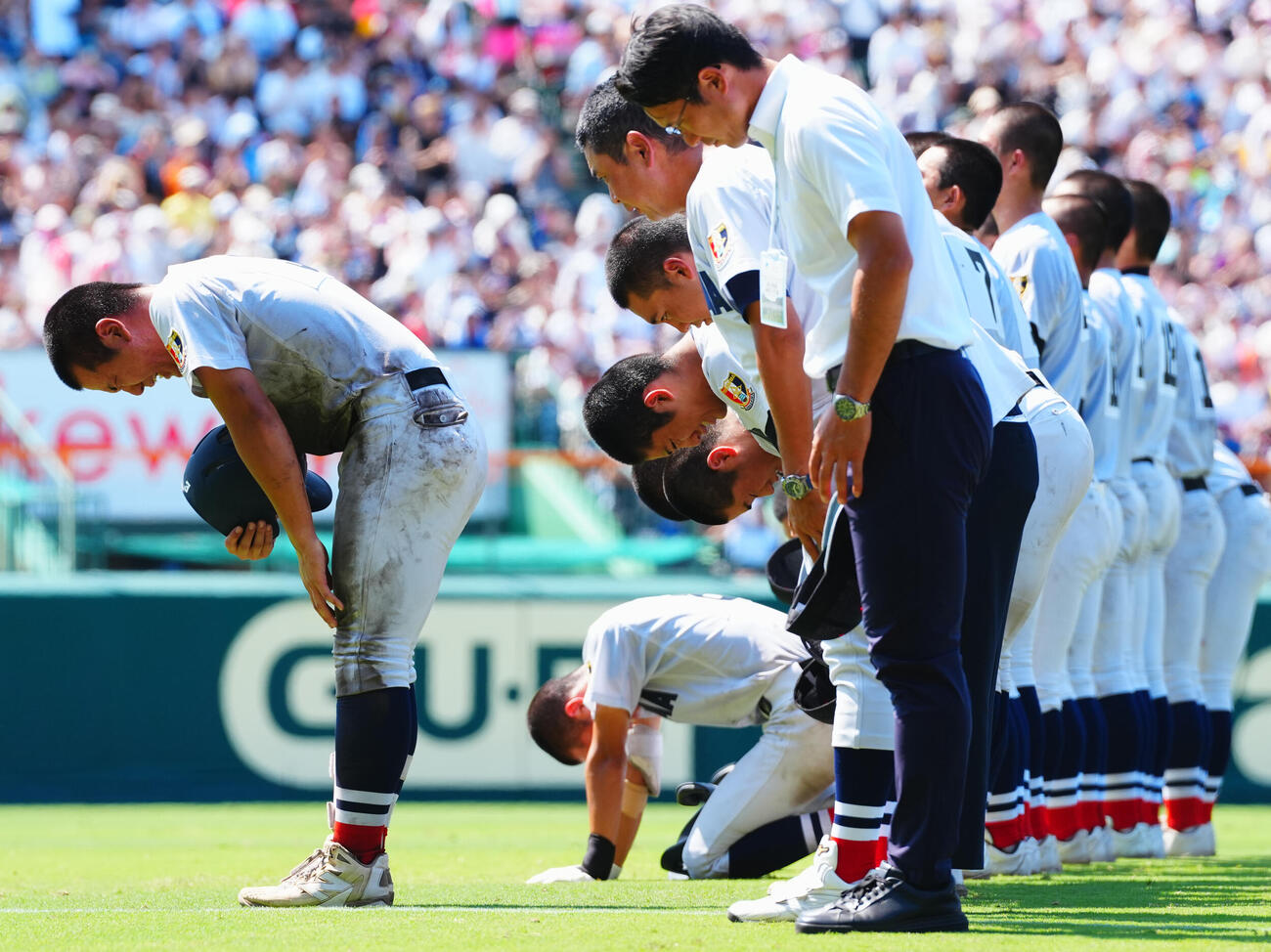 横浜対智弁和歌山　試合に敗れ応援団にあいさつする織田翔希（中央）、小野舜友（左）ら横浜の選手たち（撮影・垰建太）