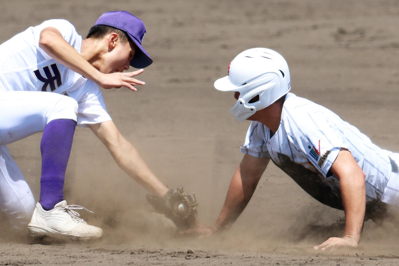 天理－健大高崎　四回裏健大高崎2死二、三塁、天理の投手長尾は牽制（けんせい）球で二塁走者豊永はタッチアウト