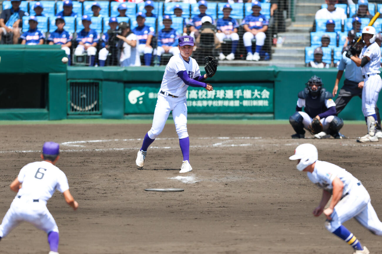 天理－健大高崎　四回裏健大高崎2死二、三塁、天理の投手長尾は牽制（けんせい）球で二塁走者豊永をタッチアウトにする