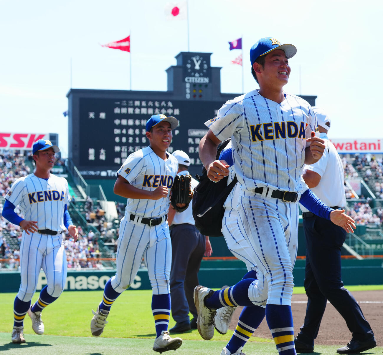 天理対健大高崎　決勝進出を果たし喜ぶ健大高崎・佐藤麻恩（右）らナイン（撮影・垰建太）