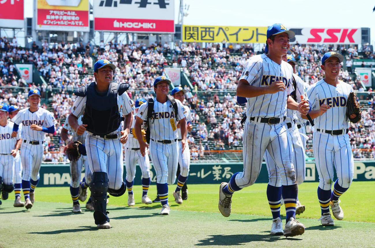 天理対健大高崎　決勝進出を果たし喜ぶ健大高崎・佐藤麻恩（右）らナイン（撮影・垰建太）