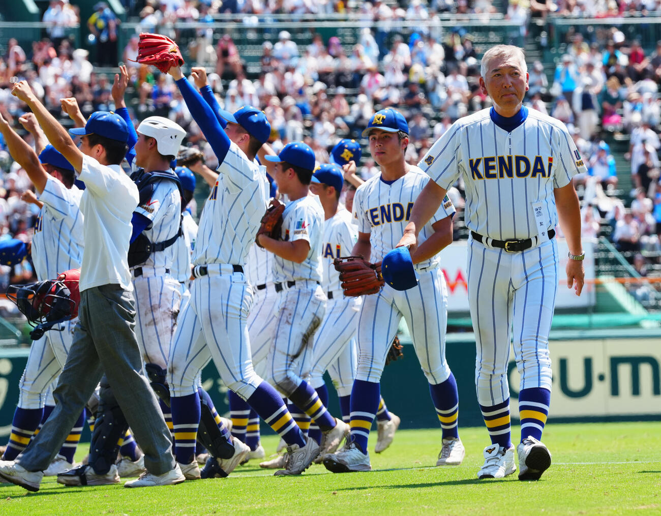 天理対健大高崎　決勝進出を果たし喜ぶ健大高崎・青柳博文監督（右）（撮影・垰建太）