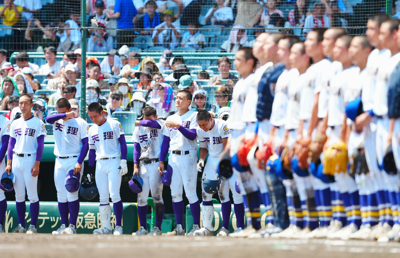 天理対健大高崎　健大高崎二塁打敗れ涙する天理の選手たち（撮影・垰建太）