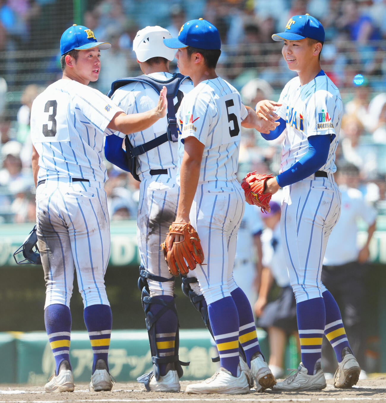 天理対健大高崎　天理に勝利し決勝進出を果たした健大高崎・石垣聡志（右）と佐藤麻恩（左）は石田翔大と喜び合う（撮影・垰建太）