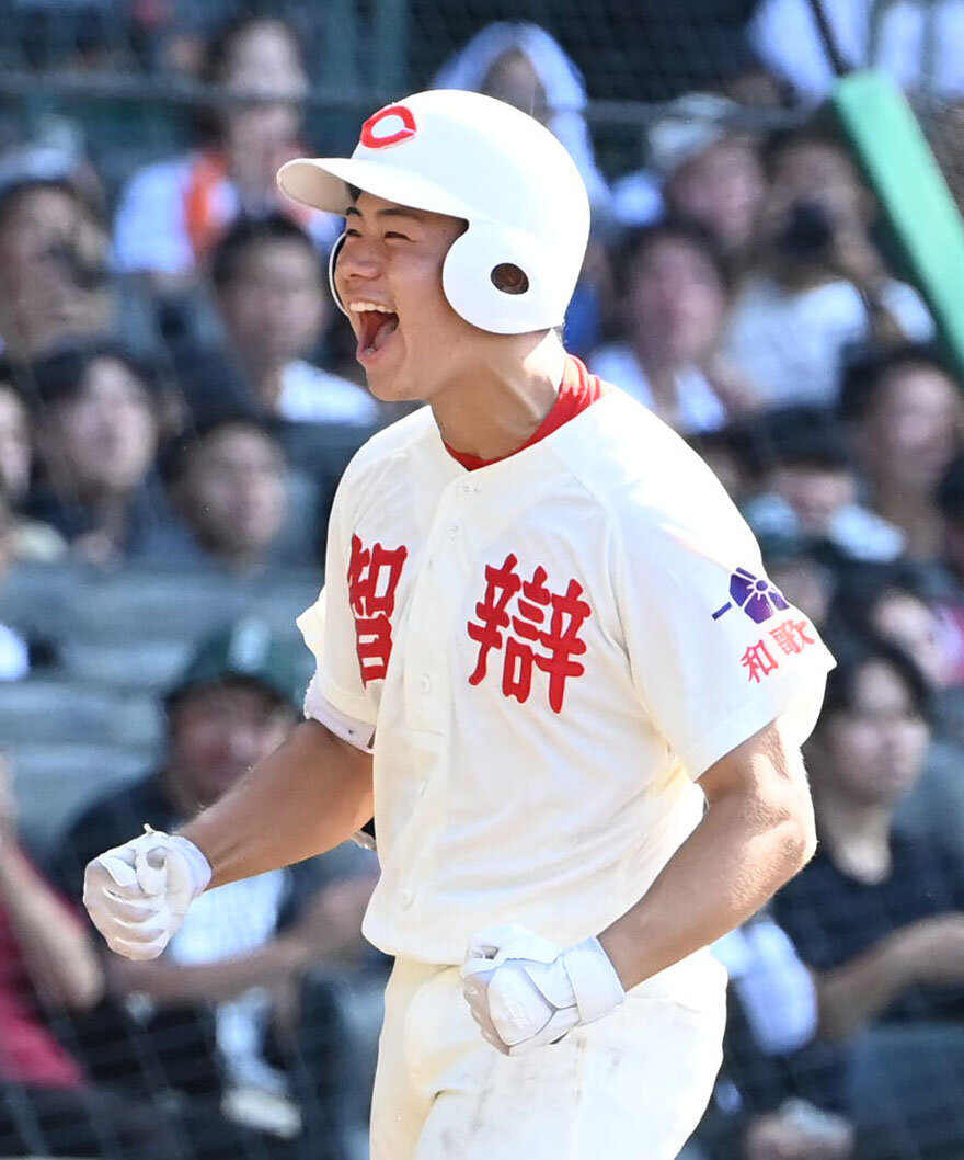横浜対智弁和歌山　3回裏智弁和歌山無死二、三塁、楠本龍生は勝ち越しの本塁打を放つ（撮影・石井愛子）