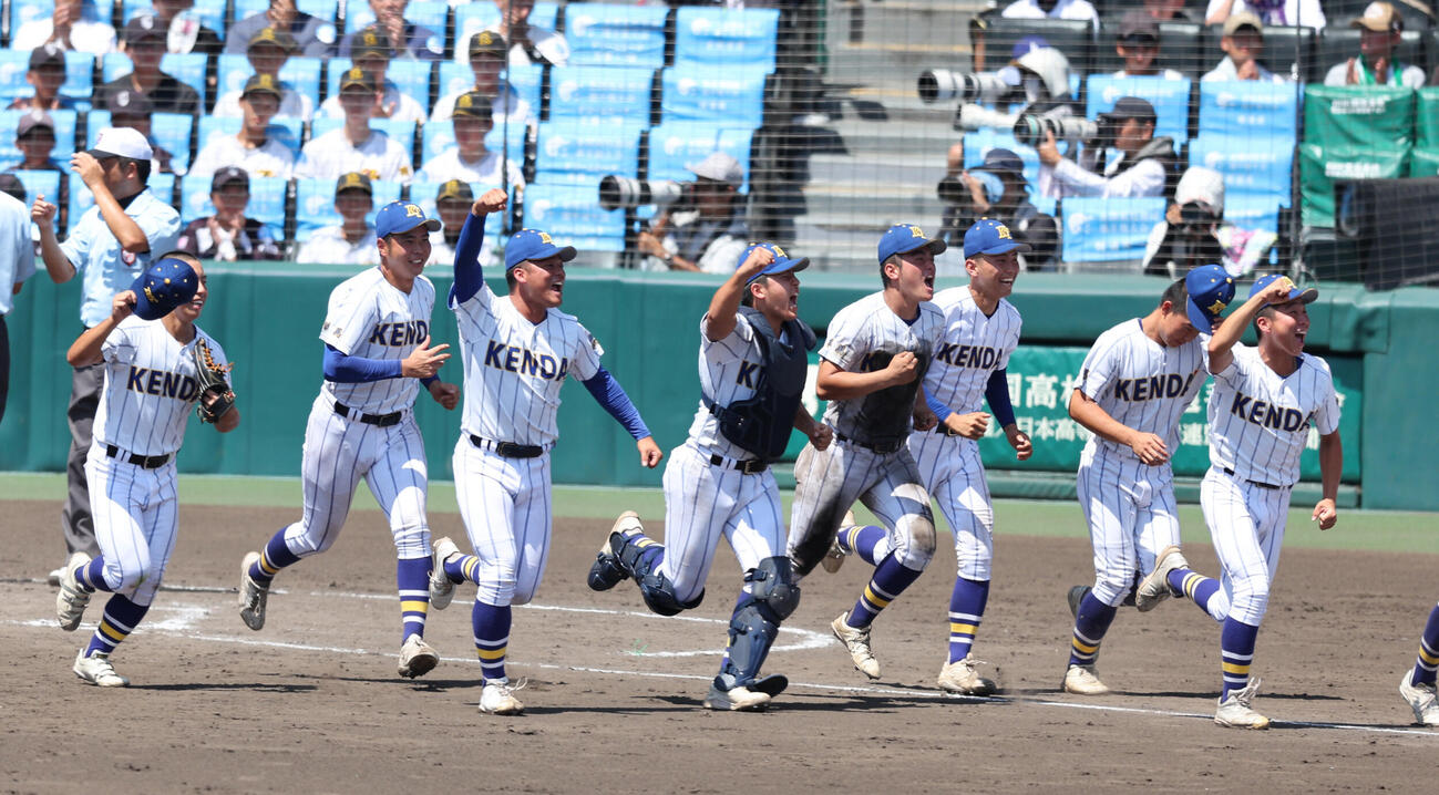 天理対健大高崎　決勝進出を決めた健大高崎ナインは応援団にあいさつへ向かう（撮影・西尾就之）