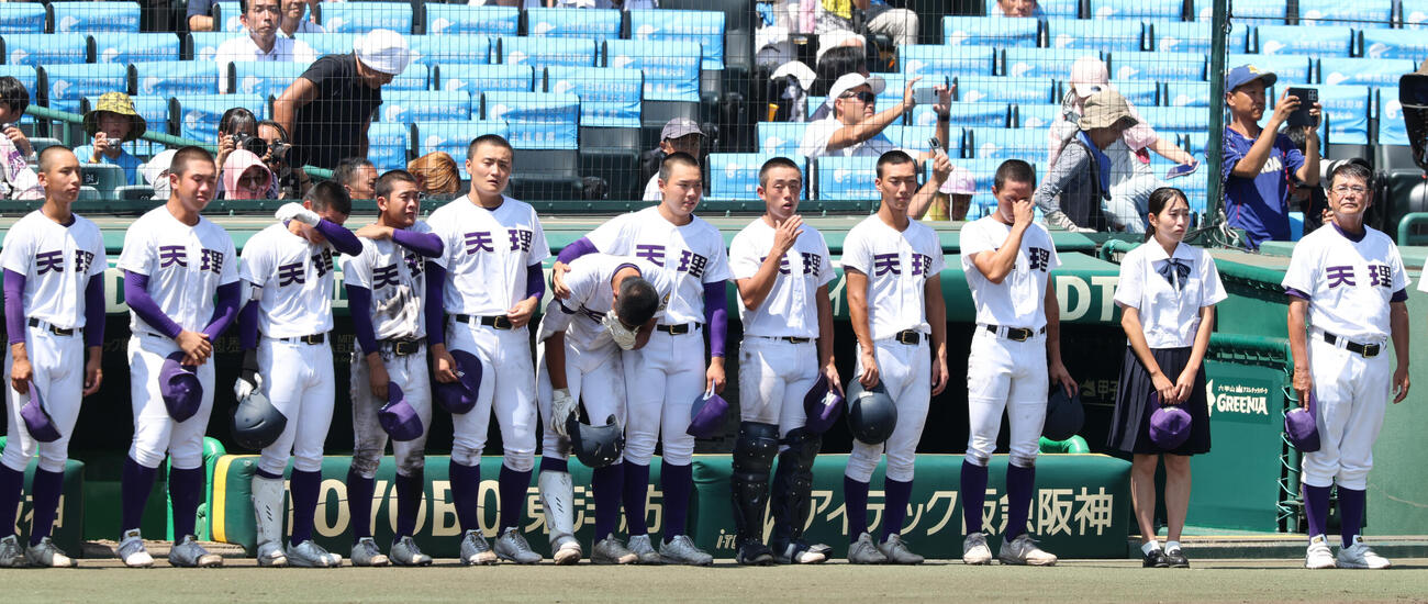 天理対健大高崎　決勝進出を逃した天理ナインは涙ながらに相手の校歌を聴く（撮影・西尾就之）