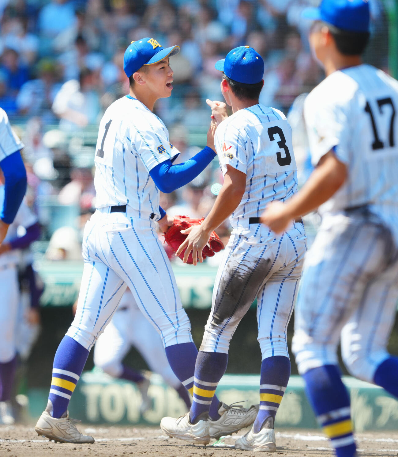 天理対健大高崎　9回表天理2死満塁、関村偉千陽を空振り三振に仕留め勝利した石垣聡志（左）は佐藤麻恩とタッチを交わす（撮影・垰建太）