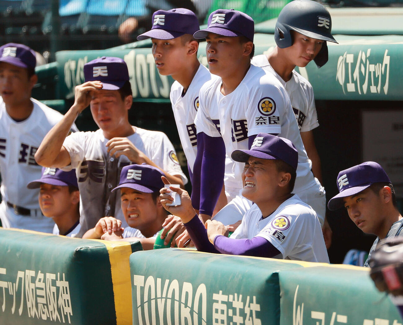 天理対健大高崎　9回表、天理エース長尾亮大（右から2人目）はベンチで声を出す（撮影・上山淳一）