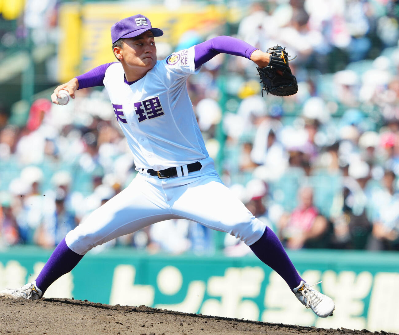 天理対健大高崎　力投する天理先発の長尾亮大（撮影・垰建太）