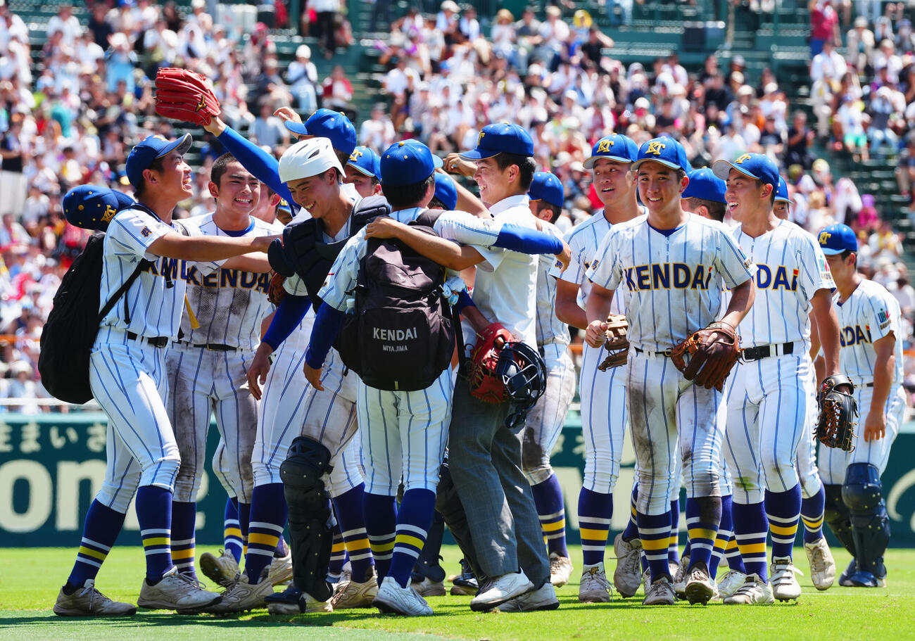 天理対健大高崎　決勝進出を果たし喜ぶ健大高崎ナイン（撮影・垰建太）