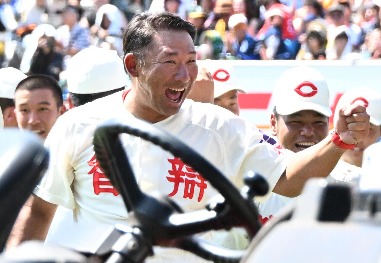 横浜対智弁和歌山　横浜に勝利し喜ぶ智弁和歌山の中谷仁監督（撮影・石井愛子）