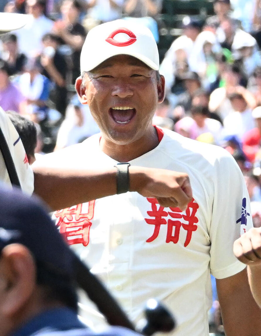 横浜対智弁和歌山　横浜に勝利し喜ぶ智弁和歌山の中谷仁監督（撮影・石井愛子）