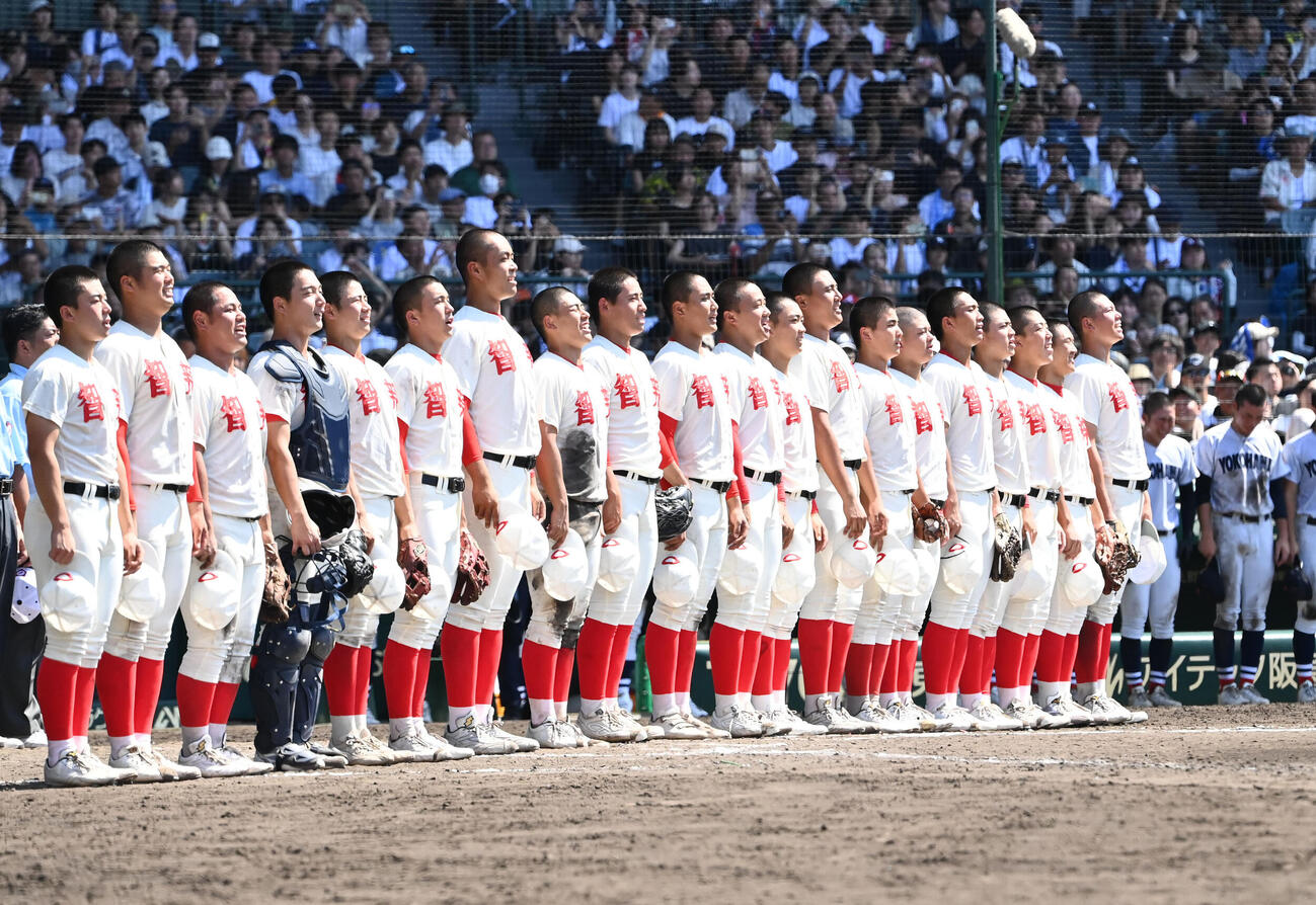 横浜対智弁和歌山　横浜に勝利し校歌を歌う智弁和歌山ナイン（撮影・石井愛子）