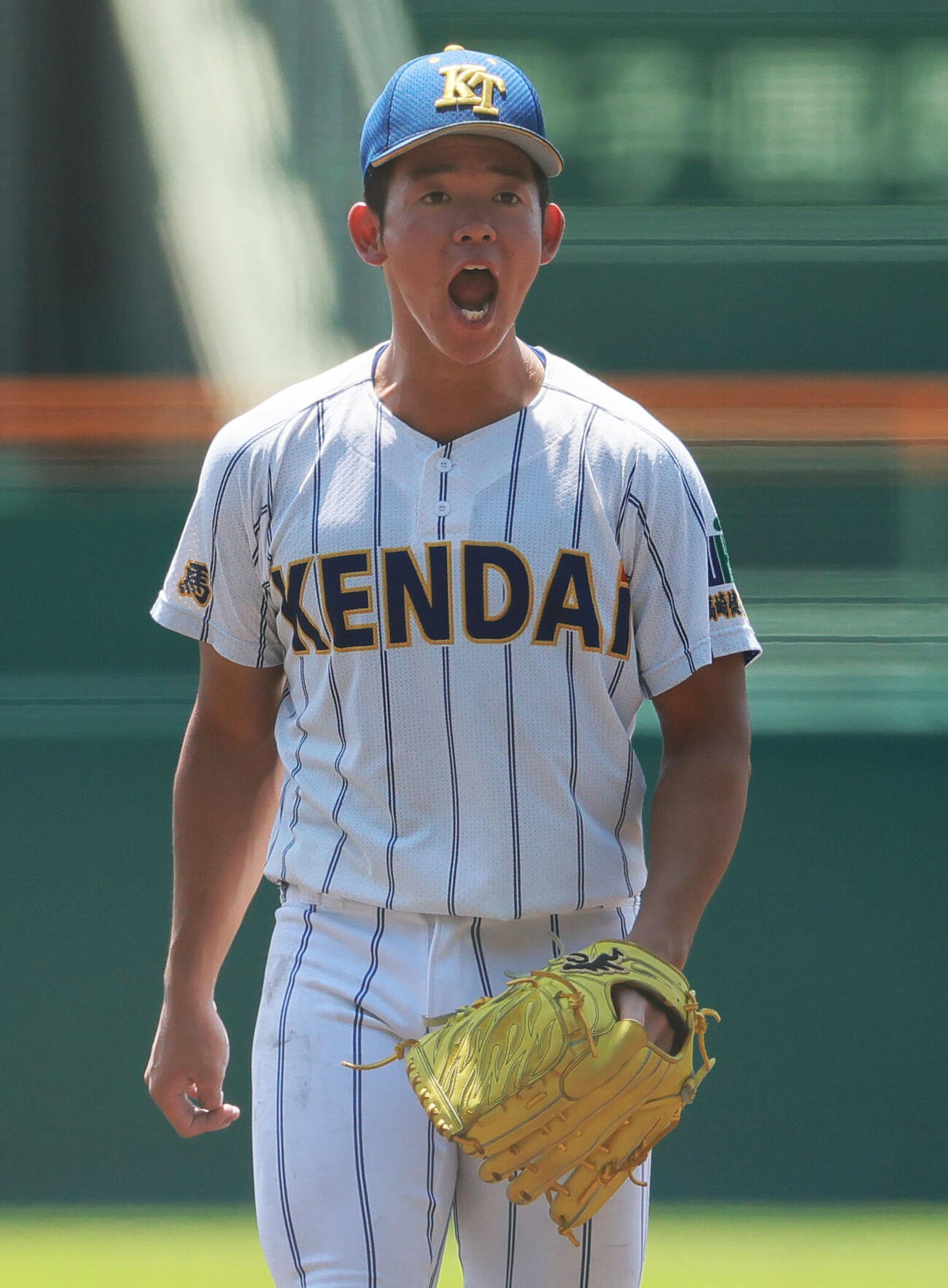 天理対健大高崎　5回表天理無死、佐藤麻恩は関村偉千陽を空振り三振に仕留め雄たけびを上げる（撮影・上山淳一）