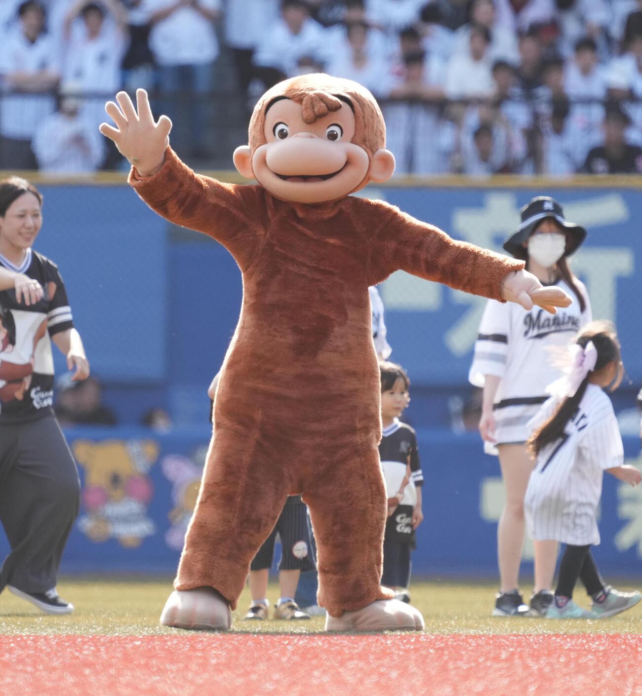 ロッテ対西武　試合中のイベントで登場した、おさるのジョージ（撮影・小沢裕）