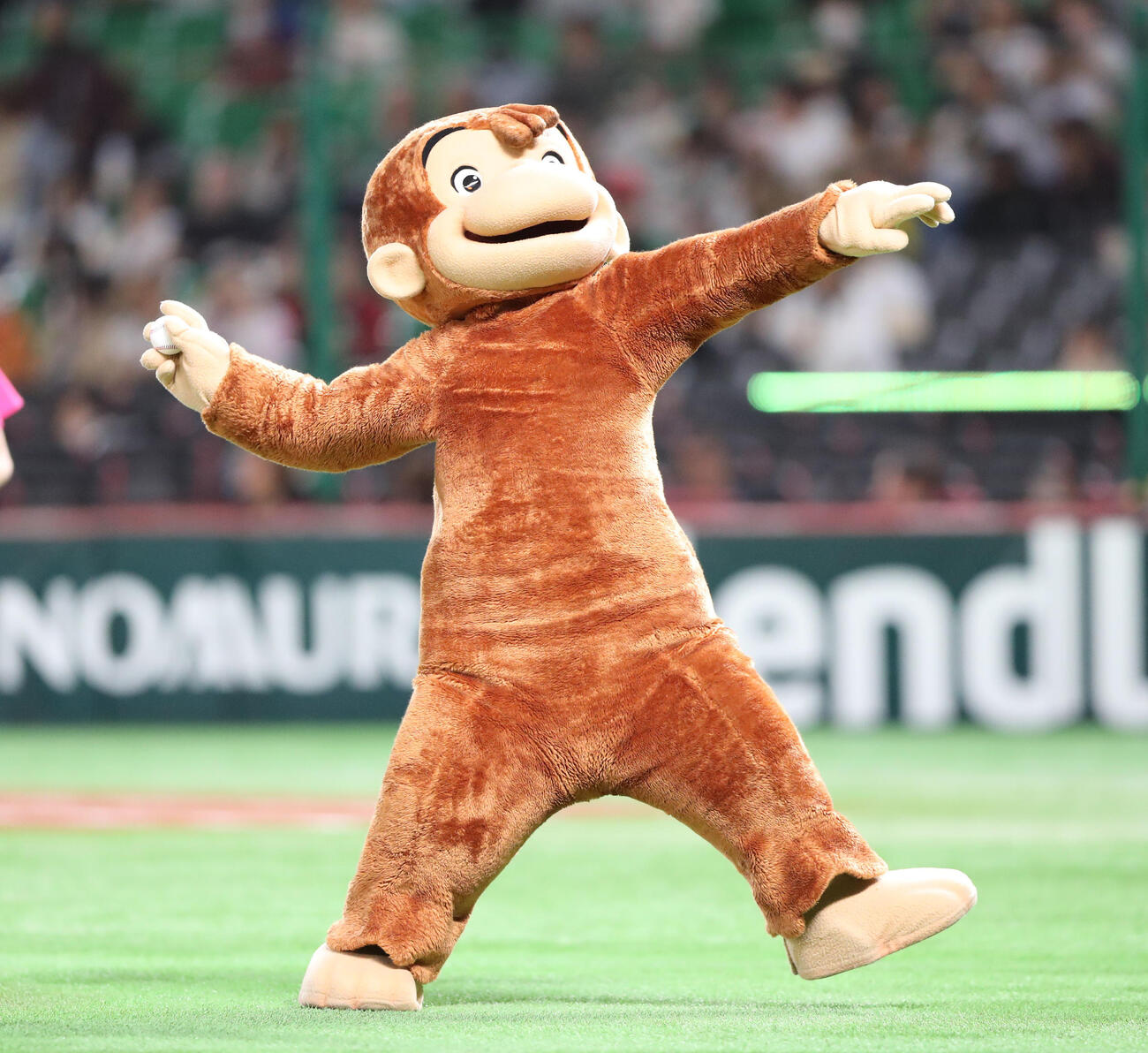 ソフトバンク対オリックス　メモリアルピッチでキュートな投球を見せたおさるのジョージ（撮影・梅根麻紀）