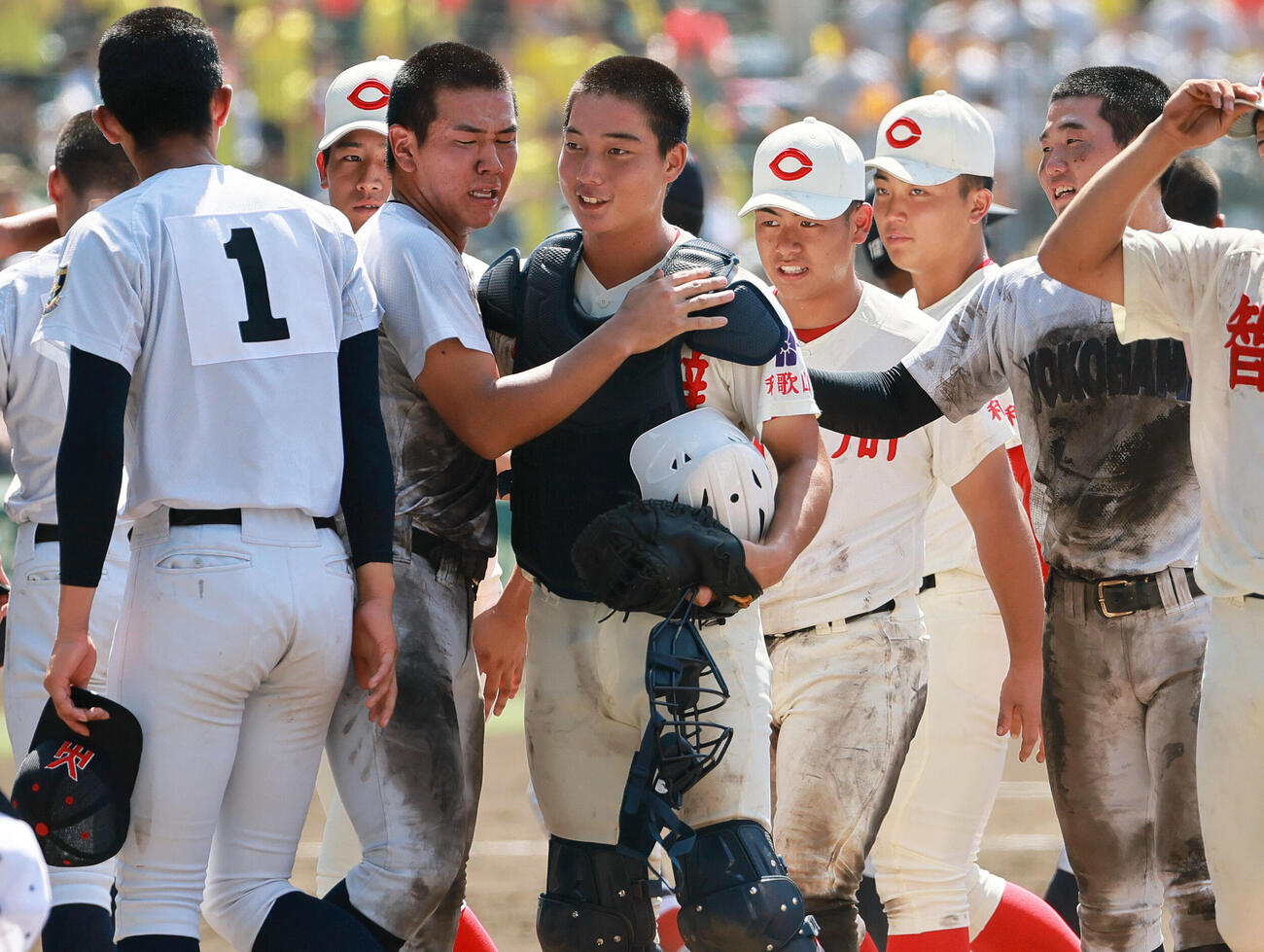 横浜対智弁和歌山　試合後、中学時代のチームメイト横浜の小野舜友主将（左）と江坂佳史（右）と健闘をたたえ合う智弁和歌山の捕手山田凜虎（撮影・上山淳一）