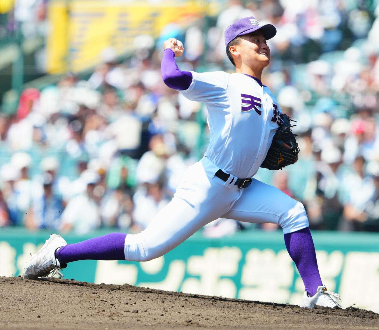 天理対健大高崎　力投する天理先発の長尾亮大（撮影・垰建太）
