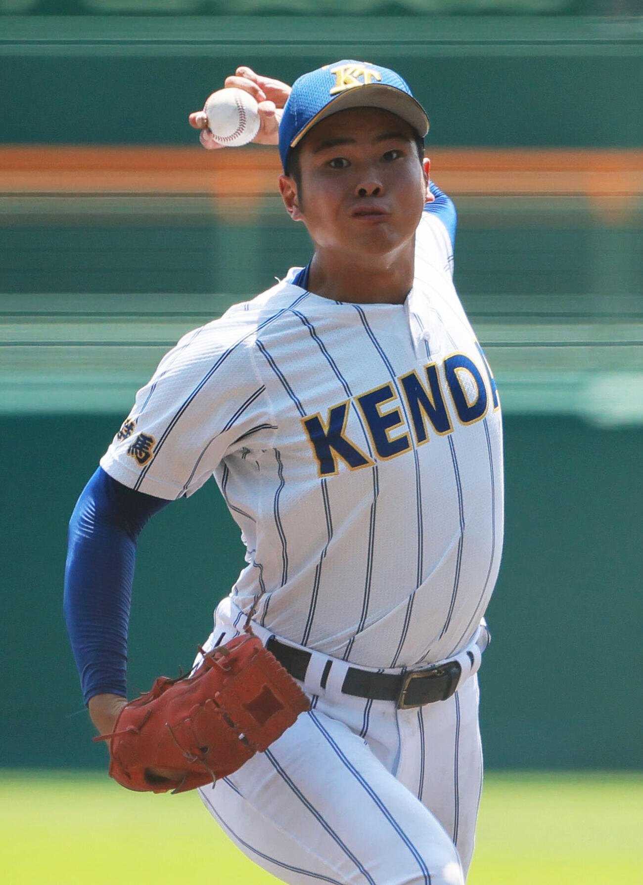天理対健大高崎　8回表天理1死、佐藤麻恩に代わり北田莉玖が登板する（撮影・上山淳一）