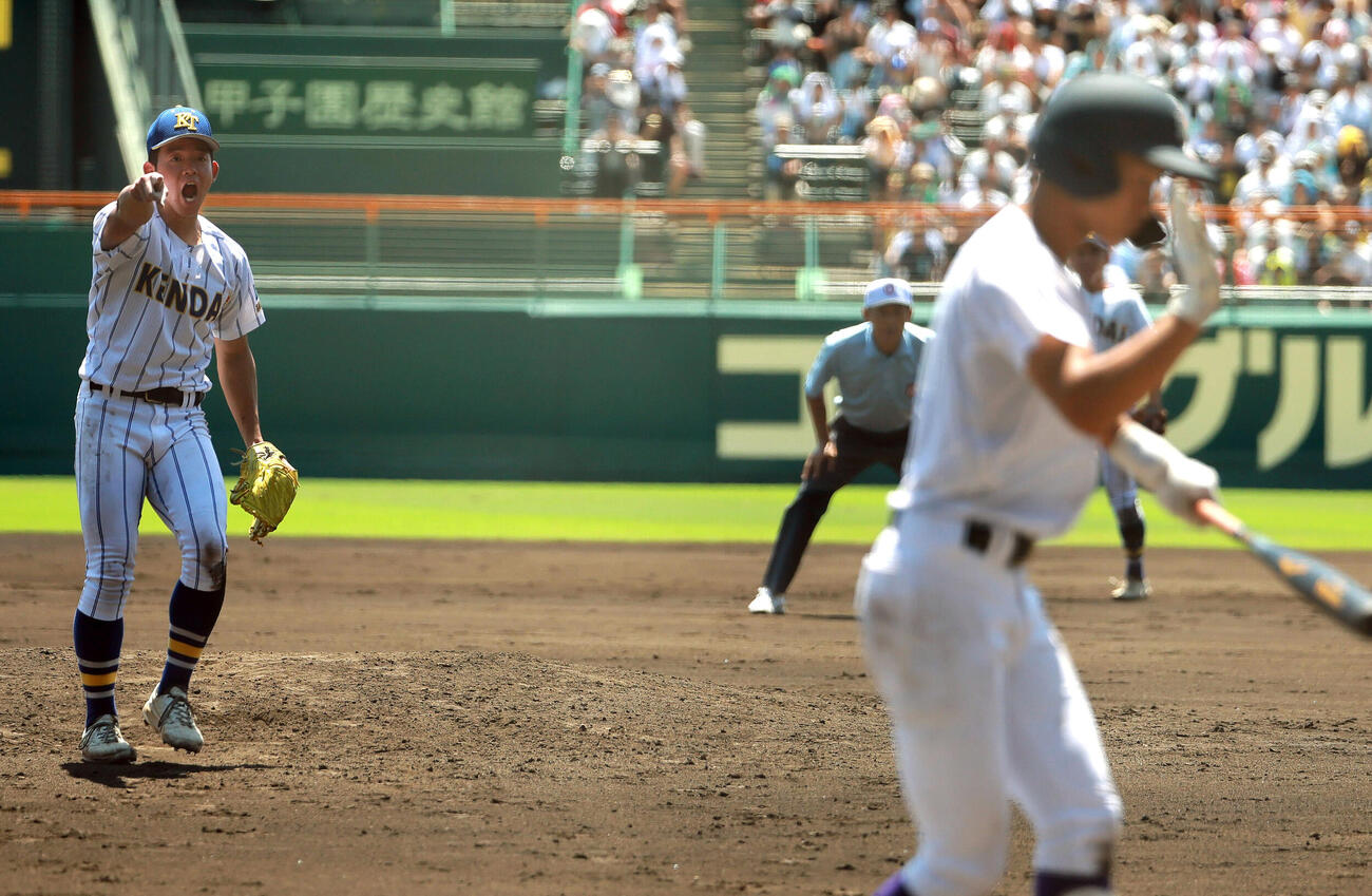 天理対健大高崎　7回表天理1死一塁、佐藤麻恩は金本相有のスイングをアピールする（撮影・上山淳一）