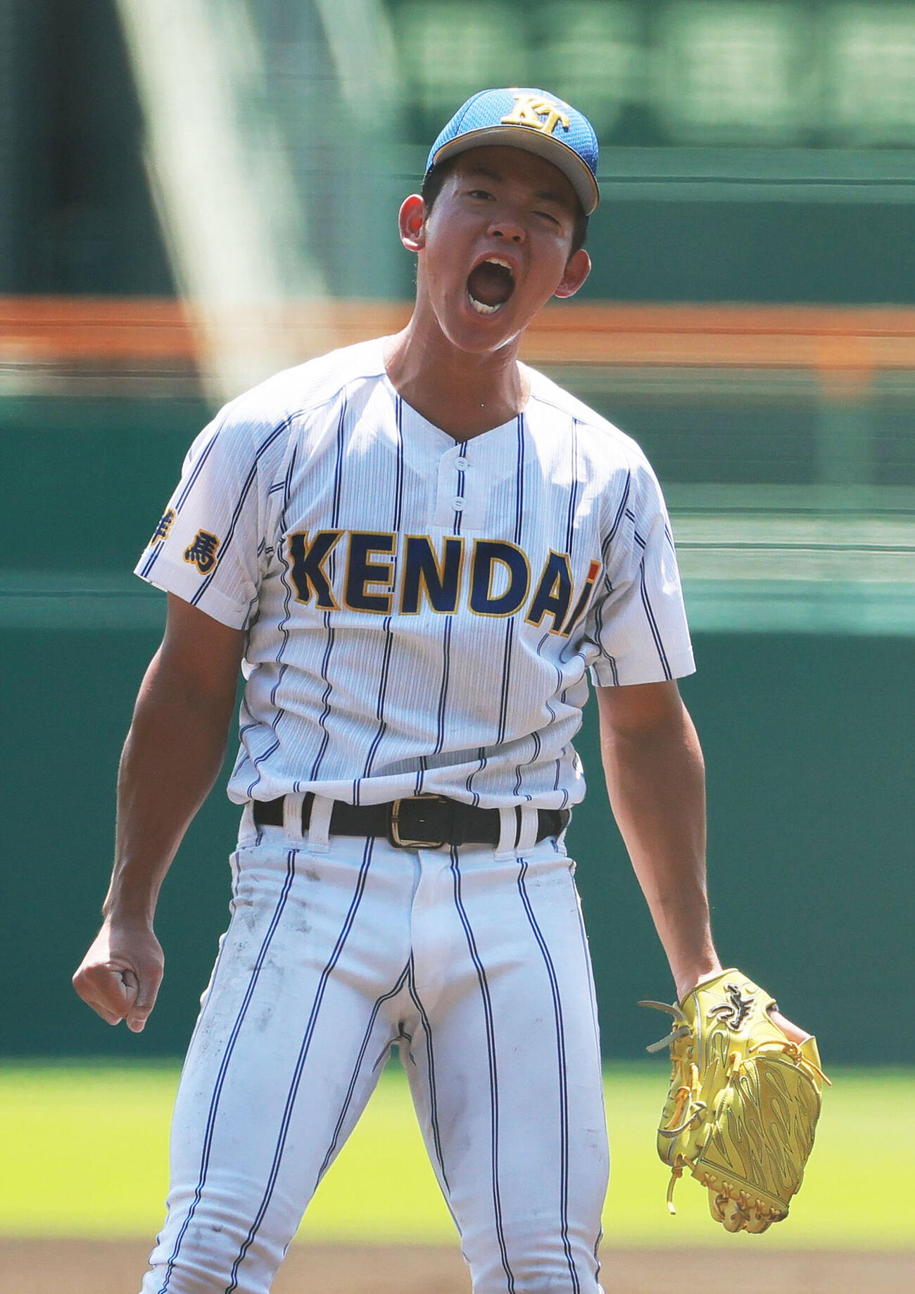 天理対健大高崎　7回表天理1死一塁、佐藤麻恩は金本相有を空振り三振に仕留め雄たけびを上げる（撮影・上山淳一）