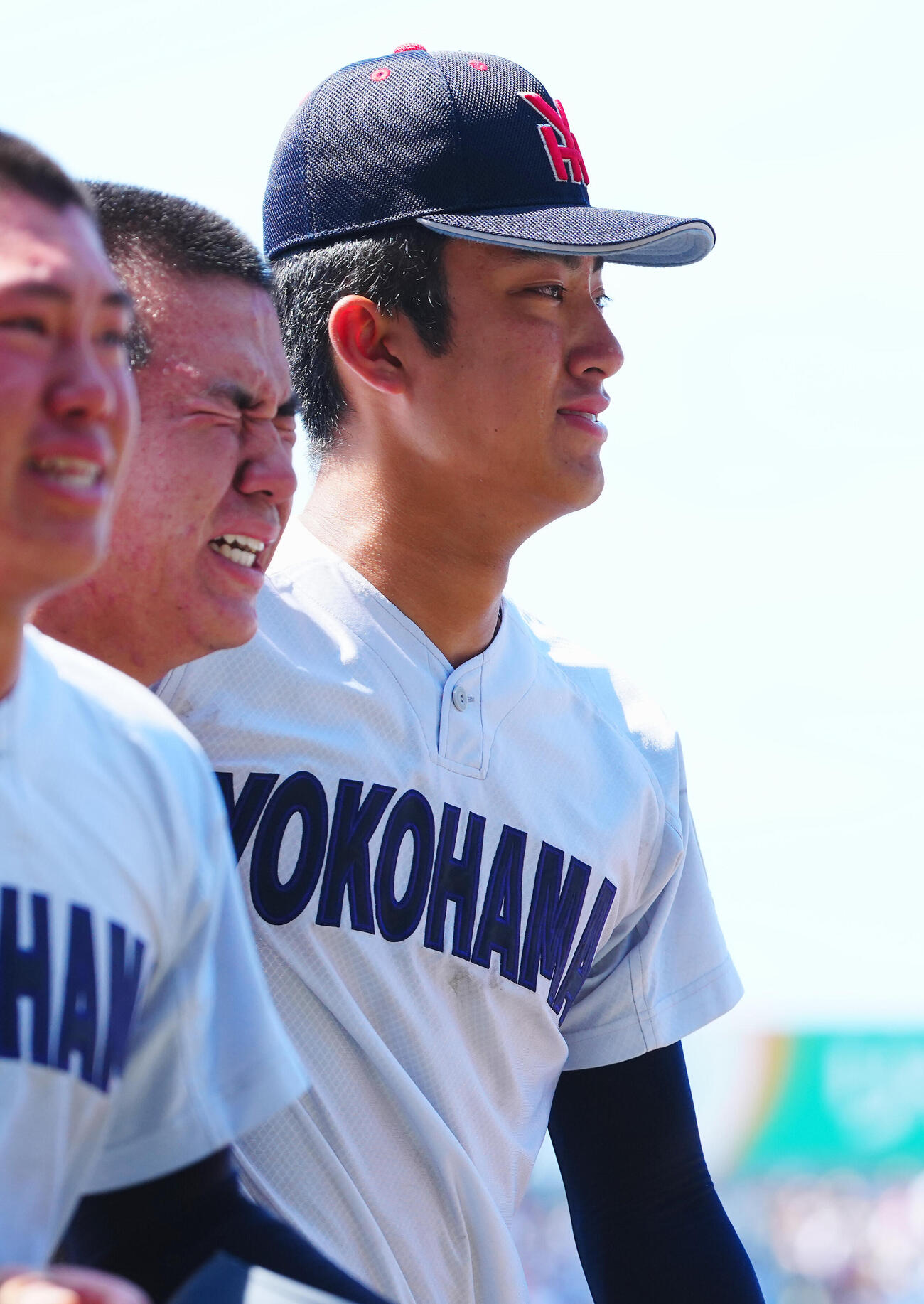 横浜対智弁和歌山　準決勝で敗れ号泣する横浜・小野舜友（右から2人目）の肩を支え前を向きながら引き揚げる織田翔希（右）（撮影・垰建太）