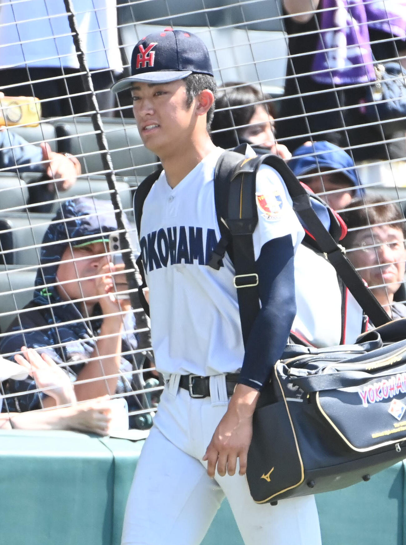 横浜対智弁和歌山　甲子園球場をあとにする横浜の織田翔希（撮影・石井愛子）